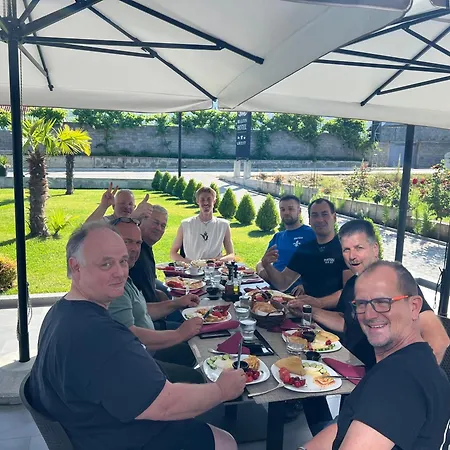 Braxton Otel Shupenze